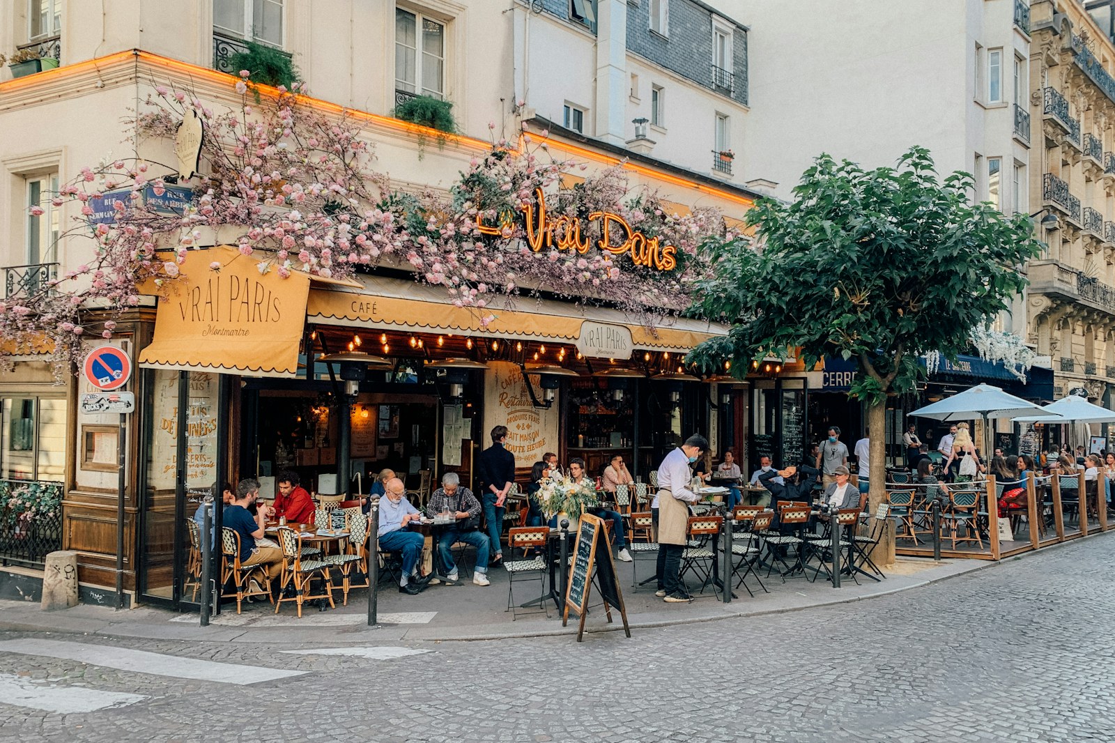 Terrasse au bord du canal avec tables dressées en plein jour